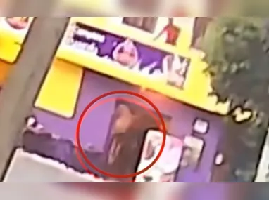 Militares tentaram combater o fogo, que estava na cozinha, com uma mangueira do quintal da casa