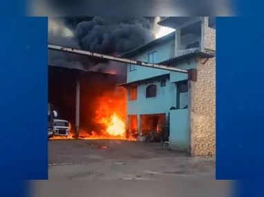 Imagem ilustrativa da imagem VÍDEO | Incêndio de grandes proporções atinge oficina mecânica na Serra