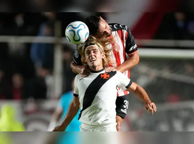 Renato conversa com elenco