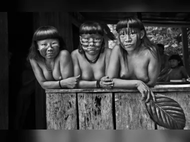 Montagem da exposição “Amazônia”, que conta com mais de 200 fotos e  propõe uma jornada sensorial e imersiva com  imagens suspensas