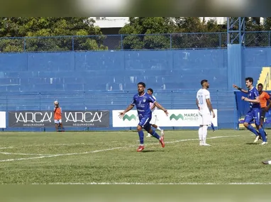 Breno Melo, meia capa-preta, tenta passa pelo jogador do Real Noroeste