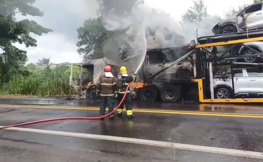 Imagem ilustrativa da imagem Carreta cegonha pega fogo e interdita BR-101 em Fundão