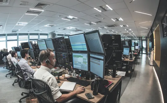 Imagem ilustrativa da imagem Falta de mão de obra: empresas dão cursos de graça para formar profissionais