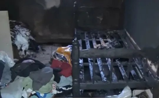 Imagem ilustrativa da imagem Irmãos morrem após ficarem presos em quarto durante incêndio em Vitória