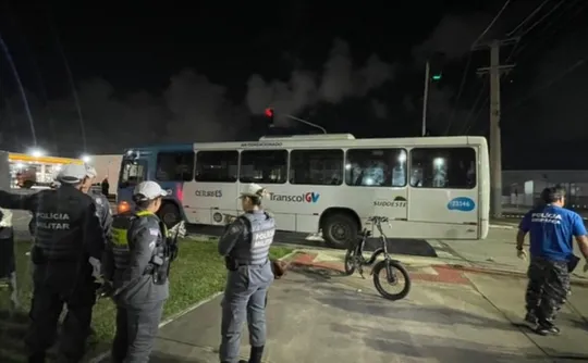 Imagem ilustrativa da imagem Mulher em bike elétrica morre atropelada por ônibus do Transcol na Serra