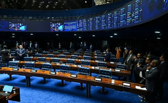 Imagem ilustrativa da imagem Senador entrega relatório e PEC do fim da escala 6x1 fica pronta para votação