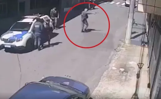 Imagem ilustrativa da imagem VÍDEO | Novas imagens mostram momento em que PM atira contra mulheres em Cariacica