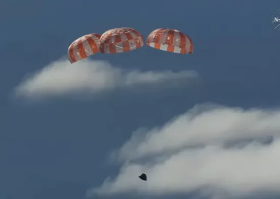 Imagem ilustrativa da imagem Artemis 2 pousa no mar e conclui a primeira viagem tripulada à Lua do século 21