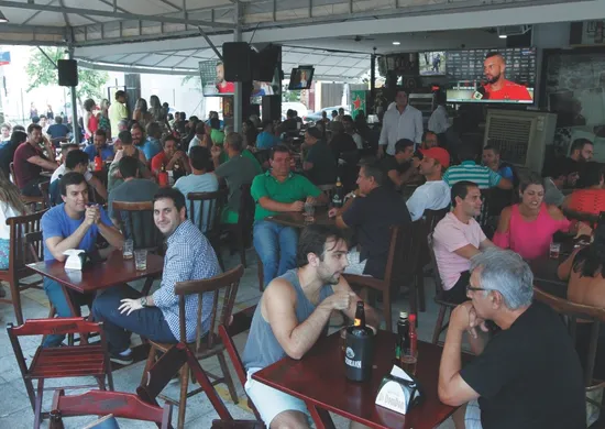 Imagem ilustrativa da imagem Bares e restaurantes do ES preveem a contratação de 10 mil pessoas para o Carnaval