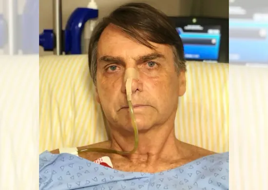 Imagem ilustrativa da imagem Carlos Bolsonaro publica foto do pai em hospital: 'situação é muito delicada'