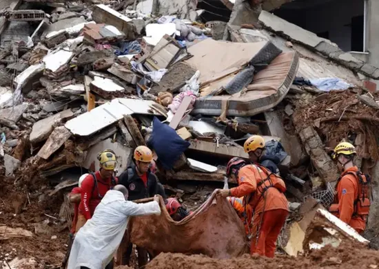 Imagem ilustrativa da imagem Chuva mata 55 pessoas e mobiliza oito frentes de resgate em MG