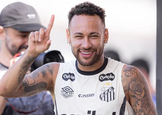 Imagem ilustrativa da imagem Pai nega aposentadoria de Neymar na seleção e diz que 'Copa é daqui 4 anos'