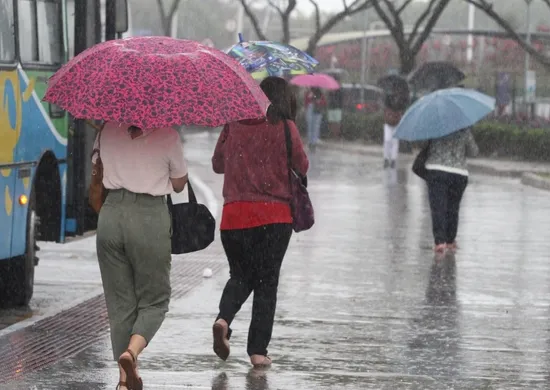 Imagem ilustrativa da imagem Entenda a mudança no tempo que pode provocar temporal e queda de granizo no ES