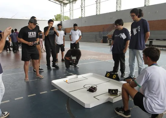 Imagem ilustrativa da imagem Futebol e até sumô de robôs desenvolvido por alunos na Serra