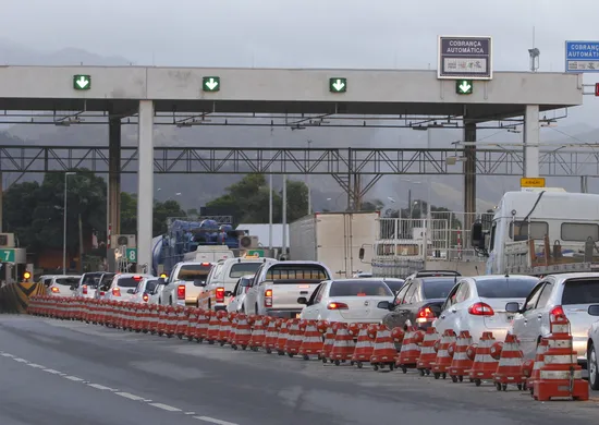 Imagem ilustrativa da imagem Governo vai suspender multas e pontos na CNH de devedores de pedágio eletrônico