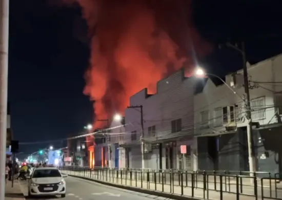 Imagem ilustrativa da imagem VÍDEO | Incêndio de grandes proporções atinge galpão com móveis em Cariacica