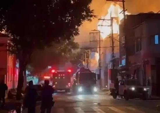 Imagem ilustrativa da imagem Incêndio de grandes proporções atinge fábrica de mesas de sinuca em São Paulo
