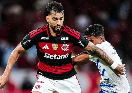 Imagem ilustrativa da imagem Paquetá sofre fratura no dedo e defenderá o Flamengo com uso de imobilização