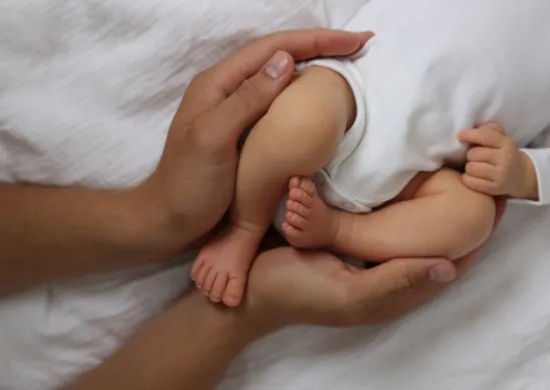 Imagem ilustrativa da imagem Pediatras alertam para alta temporada de vírus perigoso para bebês e crianças