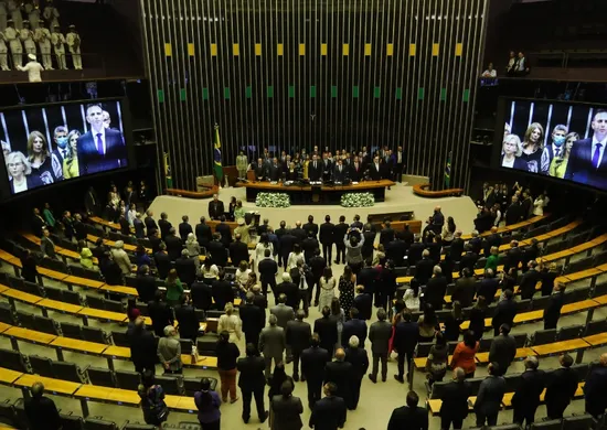 Imagem ilustrativa da imagem Projeto permite que 20 mil se aposentem aos 40 anos