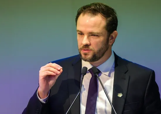 Imagem ilustrativa da imagem Governo vai adiar retirada do subsídio da gasolina, diz ministro