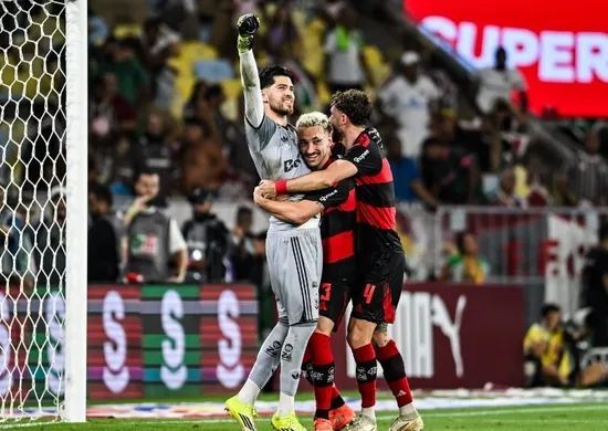 Imagem ilustrativa da imagem Rossi brilha nos pênaltis e o Flamengo é tricampeão carioca