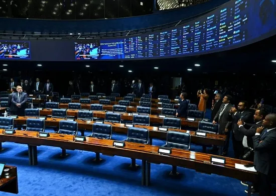 Imagem ilustrativa da imagem Senador entrega relatório e fim da escala 6x1 fica pronta para votação na CCJ