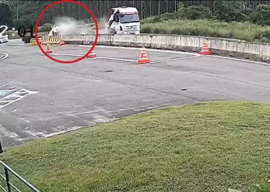 Imagem ilustrativa da imagem VÍDEO | Acidente entre carreta e carro deixa quatro feridos na BR-101 no ES