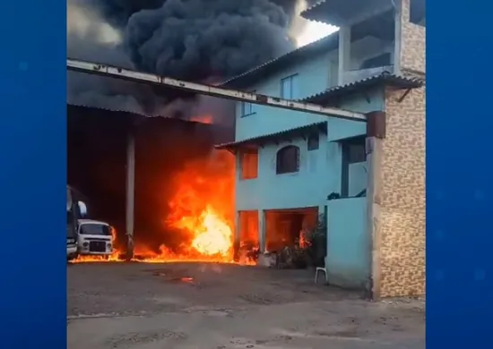 Imagem ilustrativa da imagem VÍDEO | Incêndio de grandes proporções atinge oficina mecânica na Serra