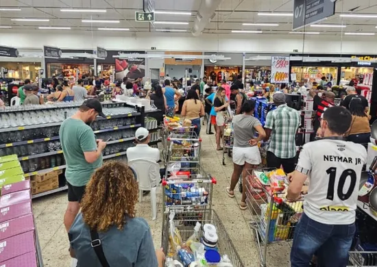 Imagem ilustrativa da imagem Véspera de fechamento de supermercados tem filas lotadas e atendimentos demorados
