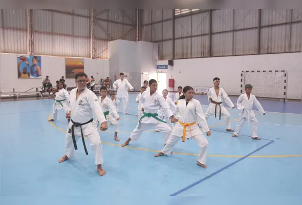 O professor  Michel Cutis atualmente dá aulas para cerca de 50 alunos a partir dos 4 anos de idade