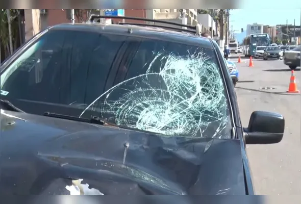 Motorista do carro relatou que o sinal estava aberto para os veículos no momento em que a adolescente atravessou a via