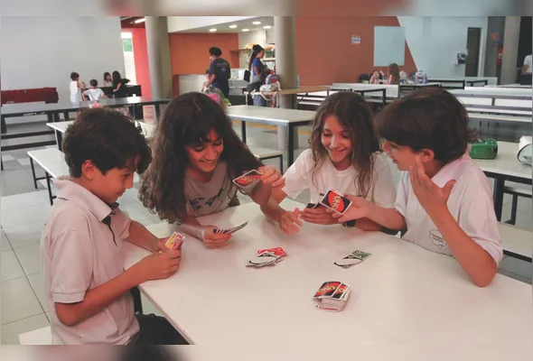 Alunos do 6º ano da Escola Primeiro Mundo, Gabriel Meirelles, Isabella Vionet, Sara Salles Cassia e Benício Rapozo jogando Uno