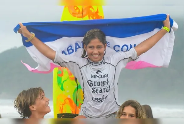 Imagem ilustrativa da imagem Aos 13 anos, surfista capixaba desafia ondas gigantes em Nazaré