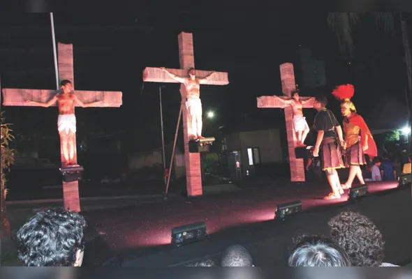O momento da crucificação de Jesus emocionou o público no Parque Pianista Manolo Cabral