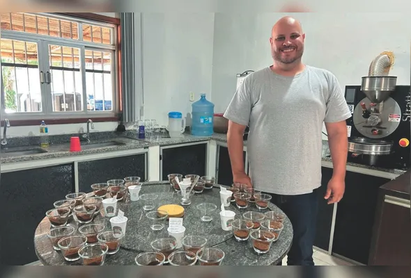 Pedro Paulo Teófilo realiza avaliação sensorial de cafés na Sala do Café, em Brejetuba
