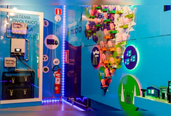 O espaço possui equipamentos e dinâmicas imersivas, como a bicicleta geradora de energia, a pilha humana e até jogos educativos e experiências em realidade virtual.