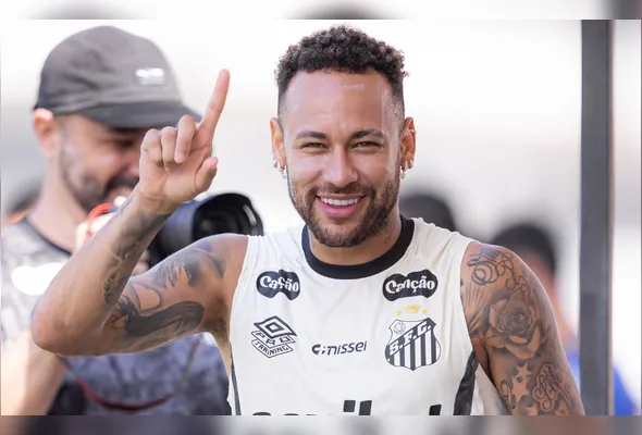 Atacante Neymar durante treino do Santos
