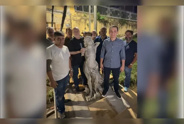 Estátua em mármore de carrara do deus grego Hermes foi encontrada