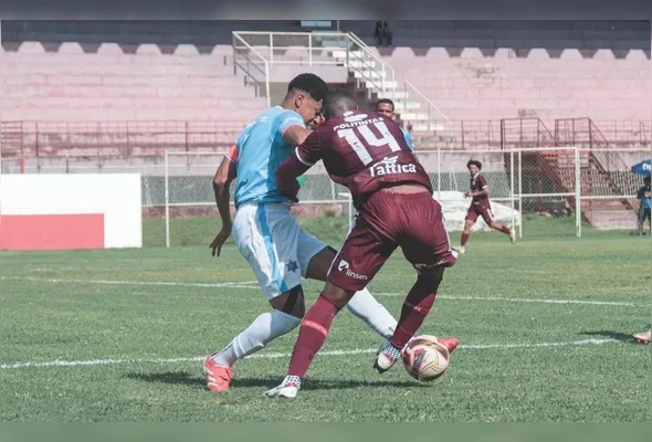 Jogadores de Capixaba e Desportiva disputam a bola durante a partida pela 8ª rodada do Capixabão