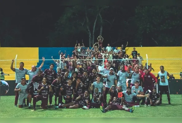 Jogadores e membros da comissão técnica da Desportiva comemoram junto à torcida grená presente no estádio Lourival Gomes, em Saquarema (RJ), após a classificação histórica da equipe