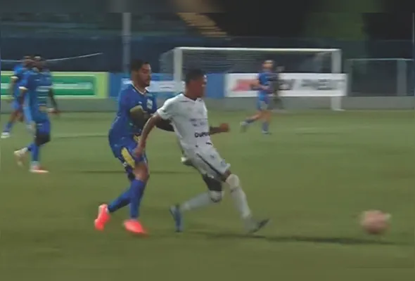 Carlos Vitor, do Vitória, é marcado  de perto pelo jogador do Forte