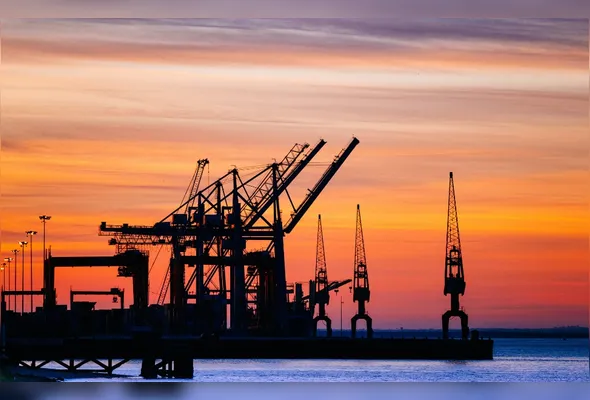 Plataforma de petróleo:  demanda por serviços como movimentação e corte de estruturas, logística portuária, gestão de resíduos, reaproveitamento 
de equipamentos, entre outros