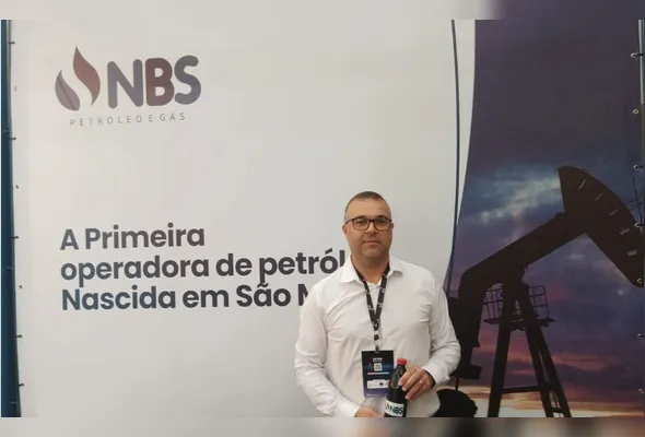 Gelson Nico segura garrafa com petróleo produzido pela NBS: investimento de R$ 10 milhões em São Mateus