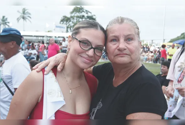 Mariana Valentim acompanhou sua mãe, Iranete Valentim de Almeida, na missa de encerramento da festa