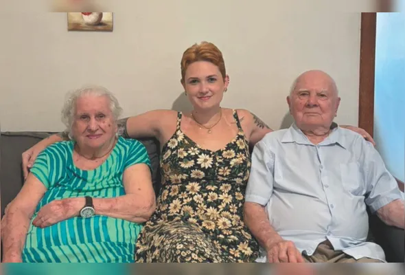Giovana Colnago entre os avós Edson e Zulma, que foram resgatados do apartamento durante incêndio