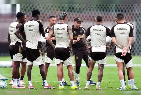 Leonardo Jardim dá instruções a seus jogadores durante treinamento