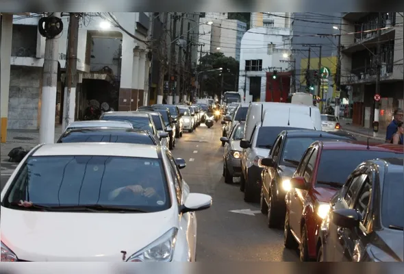 Carros parados no trânsito no centro de Vitória. Crescimento acima da média histórica na frota de veículos tem impacto direto no tempo de deslocamento