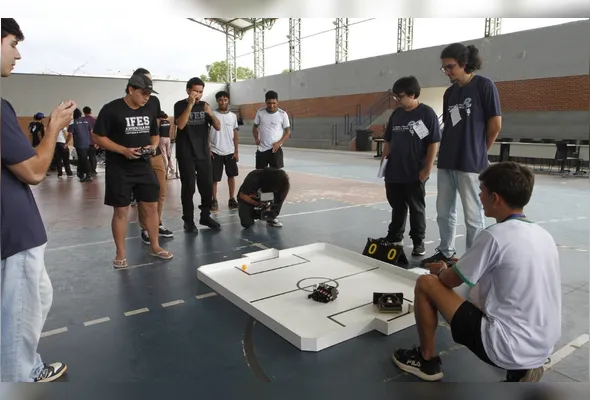 Alunos durante uma partida de futebol entre robôs:  disputa simula um jogo entre humanos