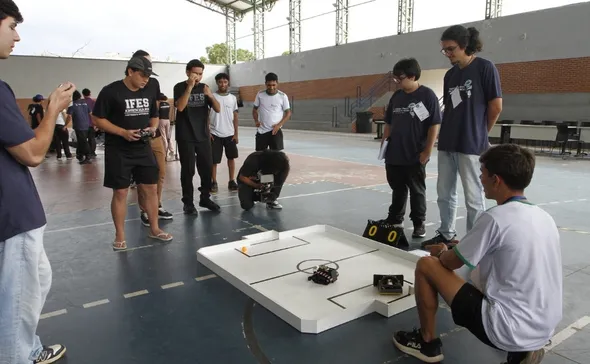 Imagem ilustrativa da imagem Futebol e até sumô de robôs desenvolvido por alunos na Serra